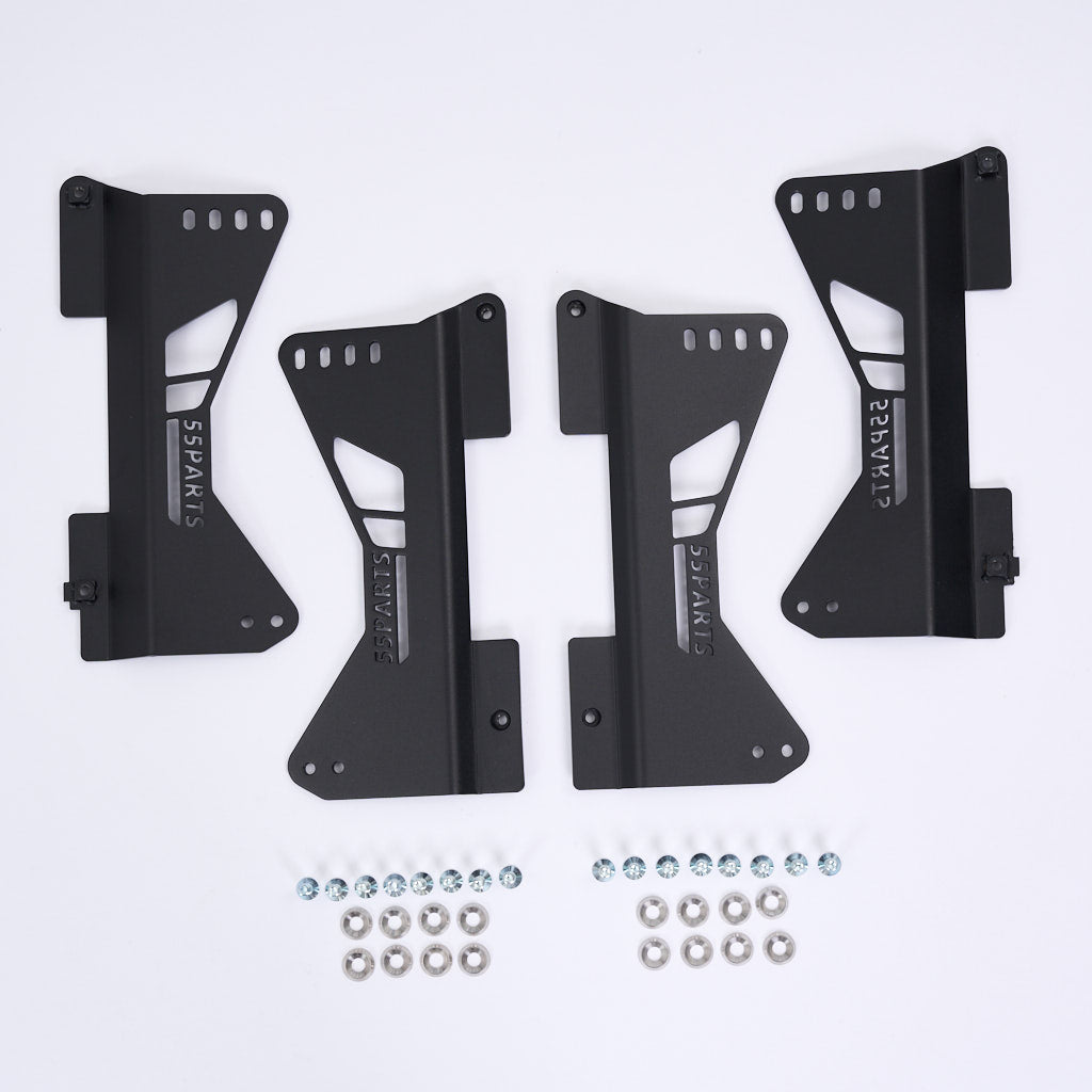 Vier schwarze 55Parts Stahl Seitenadapter mit 24 Schrauben und Unterlegscheiben auf weißem Grund - perfekt zur Befestigung von Schalensitzen an OEM BMW Laufschienen (E-, F-, G-Serien).