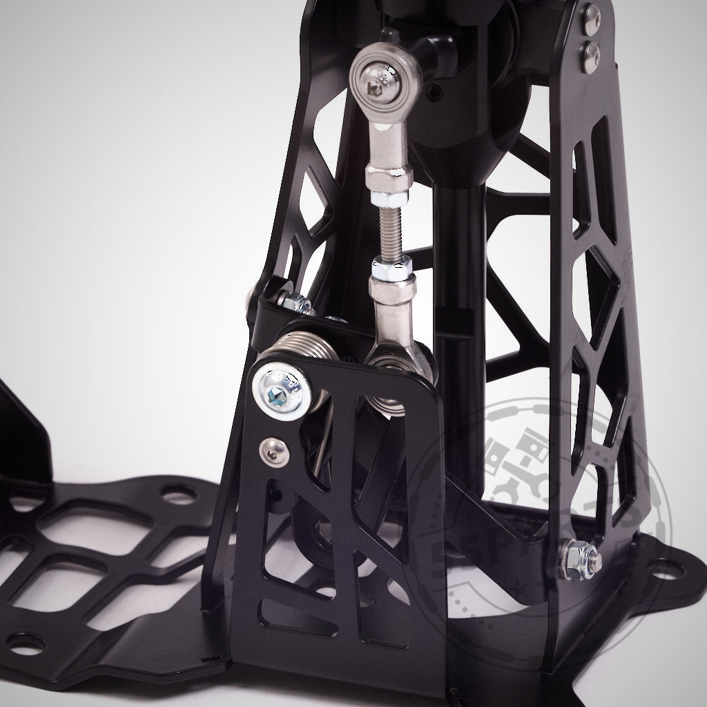 Nahaufnahme eines schwarzen HRE Shortshifter passend für GR Yaris von HRE, mit sichtbaren Federn und Schrauben, inspiriert von Seilzugschaltungen wie im Toyota GR Yaris.