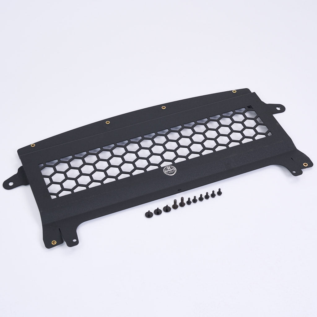 55Parts Skid Plate Ölkühler Schutz, schwarzes Metallwabengitter mit Befestigungsschrauben, passend für BMW M2, M3, M4 (F87, F80, F82, F83), Abbildung auf weißem Grund.