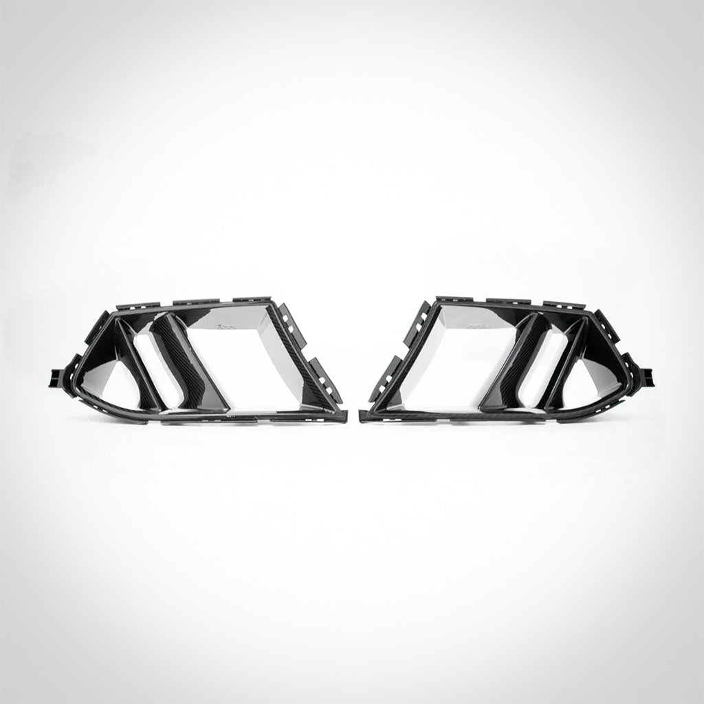 Twistnfix MHC TNF+ Double-Ducts Lufteinlässe aus Carbon für BMW M3 (G80/G81) &amp; M4 (G82/G83) inkl. Teilegutachten, Paar gegenüberliegend präsentiert auf weißem Hintergrund.