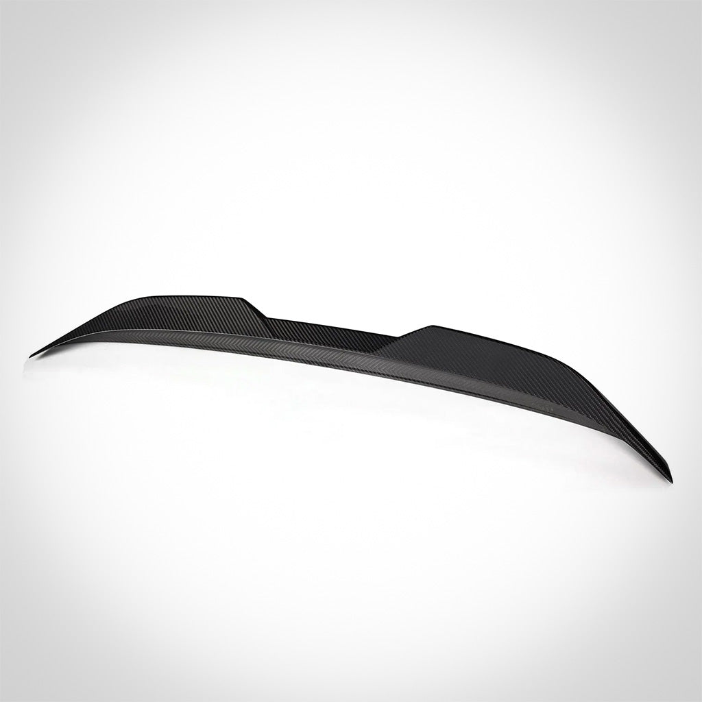 Twistnfix TNF+ Performance Carbon Ducktail passend für BMW M2 (G87) 2er (G42) incl. Teilegutachten, hochwertiger Spoiler aus Prepreg-Carbon, freigestellt auf weißem Hintergrund mit dezentem Schatten.