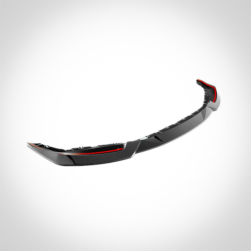 Der Twistnfix MHC TNF+ Edition 1 Frontspoiler Carbon für BMW M2 (G87) hat rote Akzente, ist aus vorimprägnierter Kohlefaser gefertigt und wird auf weißem Hintergrund gezeigt.