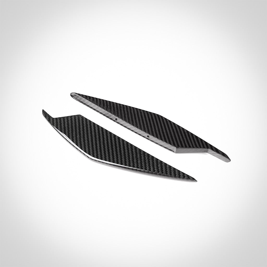 Vier Twistnfix TNF+ Front Canards Carbon passend für BMW M3 (G80/G81) M4 (G82/G83) inkl. Teilegutachten, symmetrisch angeordnet auf weißem Hintergrund.