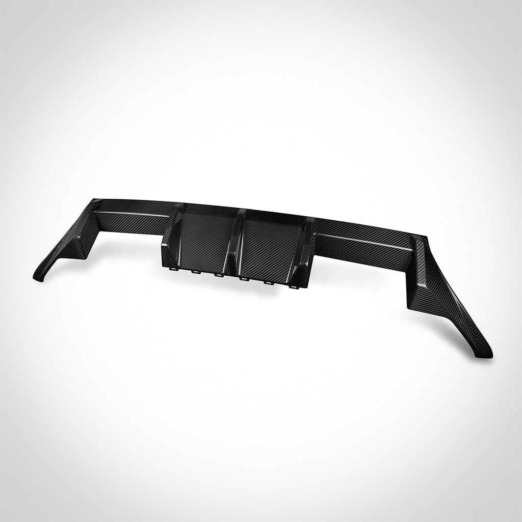 Der Twistnfix TNF+ Heckdiffusor Carbon für BMW M2 (G87) inkl. Teilgutachten ist ein hochwertiger, schwarzer Diffusor aus Prepreg-Kohlefaser und wird vor weißem Hintergrund präsentiert. Teilegutachten ist ein hochwertiger, schwarzer Diffusor aus Prepreg-Kohlefaser und wird vor weißem Hintergrund präsentiert.