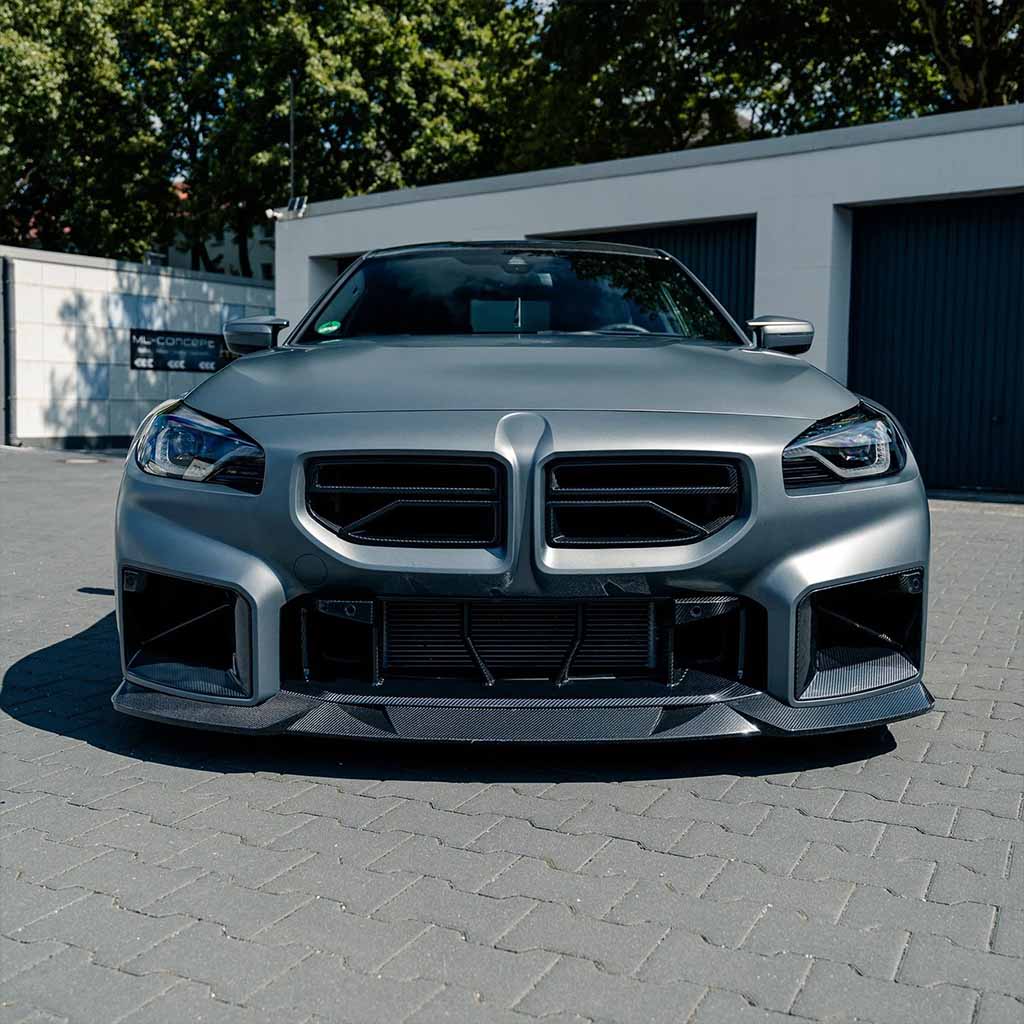Zwei TNF+ Lufteinlässe Carbon von Twistnfix für BMW M2 (G87) im kantigen Design, nebeneinander auf weißem Hintergrund - perfekt für optische Leistungssteigerungen. Inklusive Teilegutachten.
