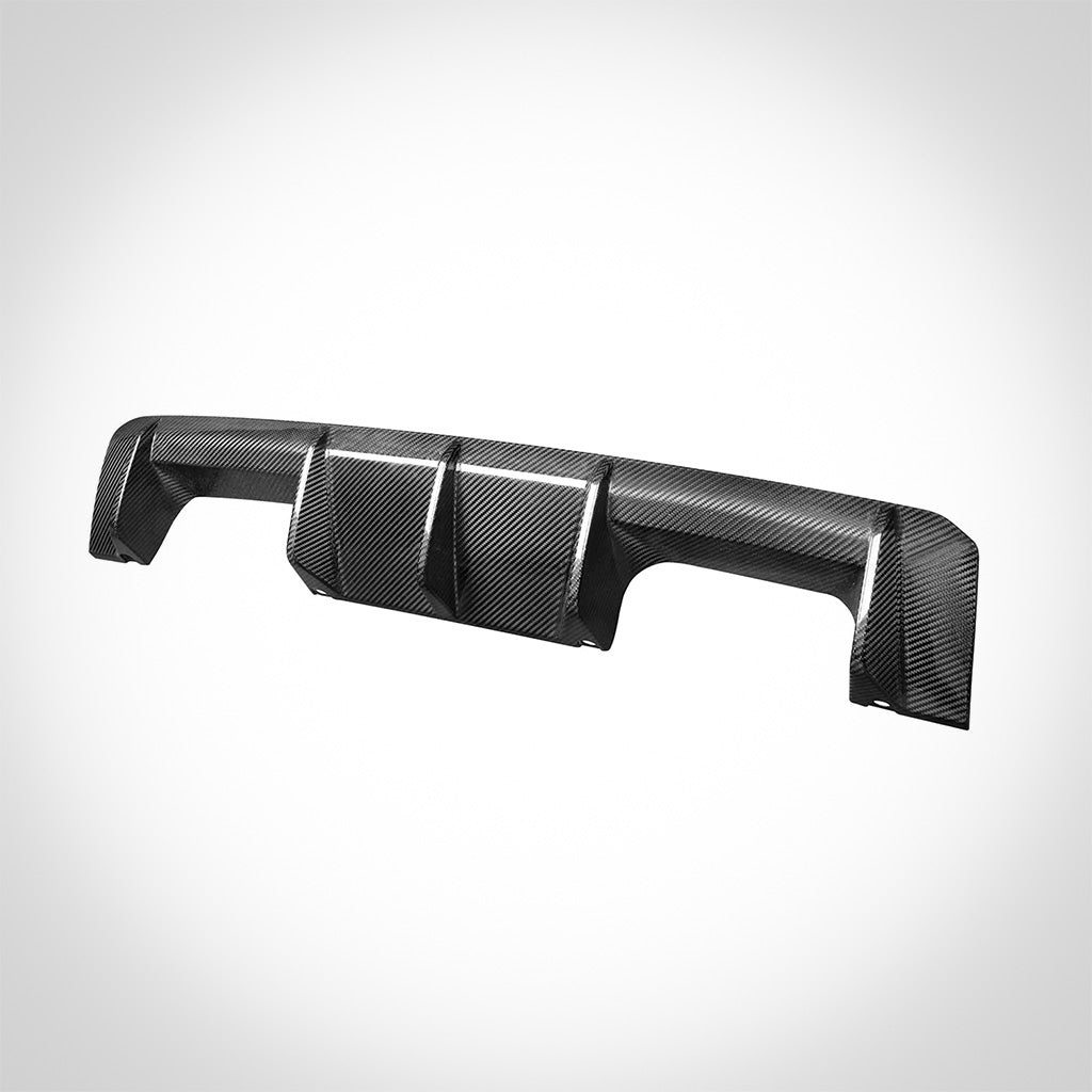 Der Twistnfix TNF+ Performance Heckdiffusor Carbon für BMW M3 (G80/G81) &amp; M4 (G82/G83), inkl. Teilegutachten, verfügt über ein schlankes, aerodynamisches Design für verbesserte Leistung und ist auf einem schlichten weißen Hintergrund dargestellt.