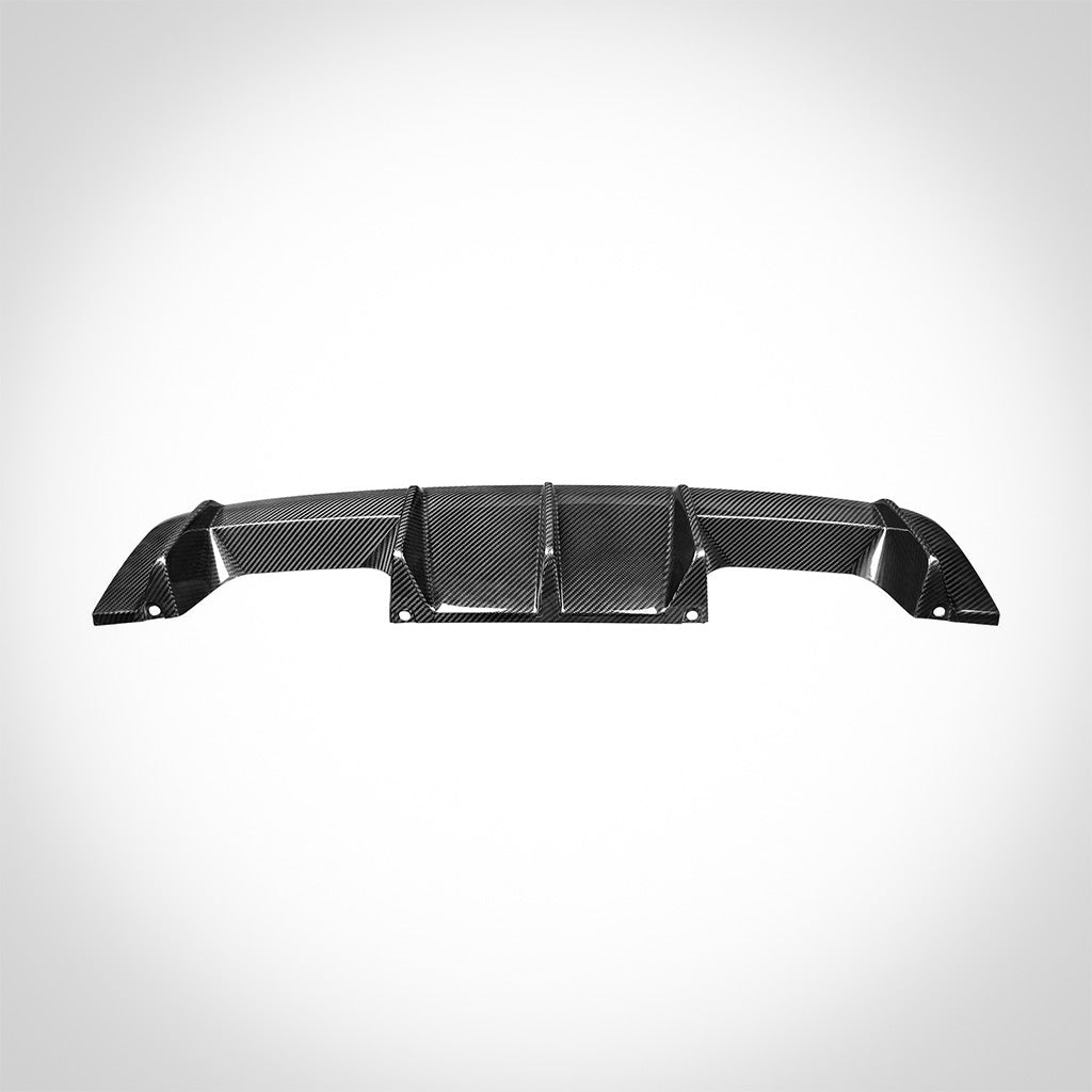 Der Twistnfix TNF+ Performance Heckdiffusor Carbon für BMW M3 (G80/G81) und M4 (G82/G83) inkl. Teilegutachten ist vor einem weißen Hintergrund abgebildet, Frontansicht. Dieser Diffusor verleiht Ihrem Fahrzeug einen sportlichen, dynamischen Look.