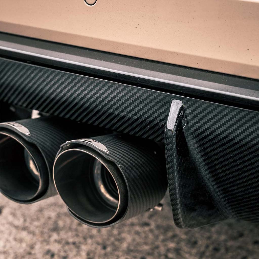 Nahaufnahme eines TNF+ Performance Heckdiffusors Carbon von Twistnfix, der für BMW M3 (G80/G81) und M4 (G82/G83) entwickelt wurde, und der sein elegantes Aussehen und seine hohe Qualität unterstreicht.