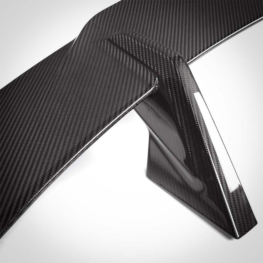 Abgebildet ist der Twistnfix TNF+ Performance Heckflügel Carbon für BMW M3 (G80), M4 (G82), und M2 (G87) mit drei Halterungen auf weißem Hintergrund. Inklusive Teilegutachten.