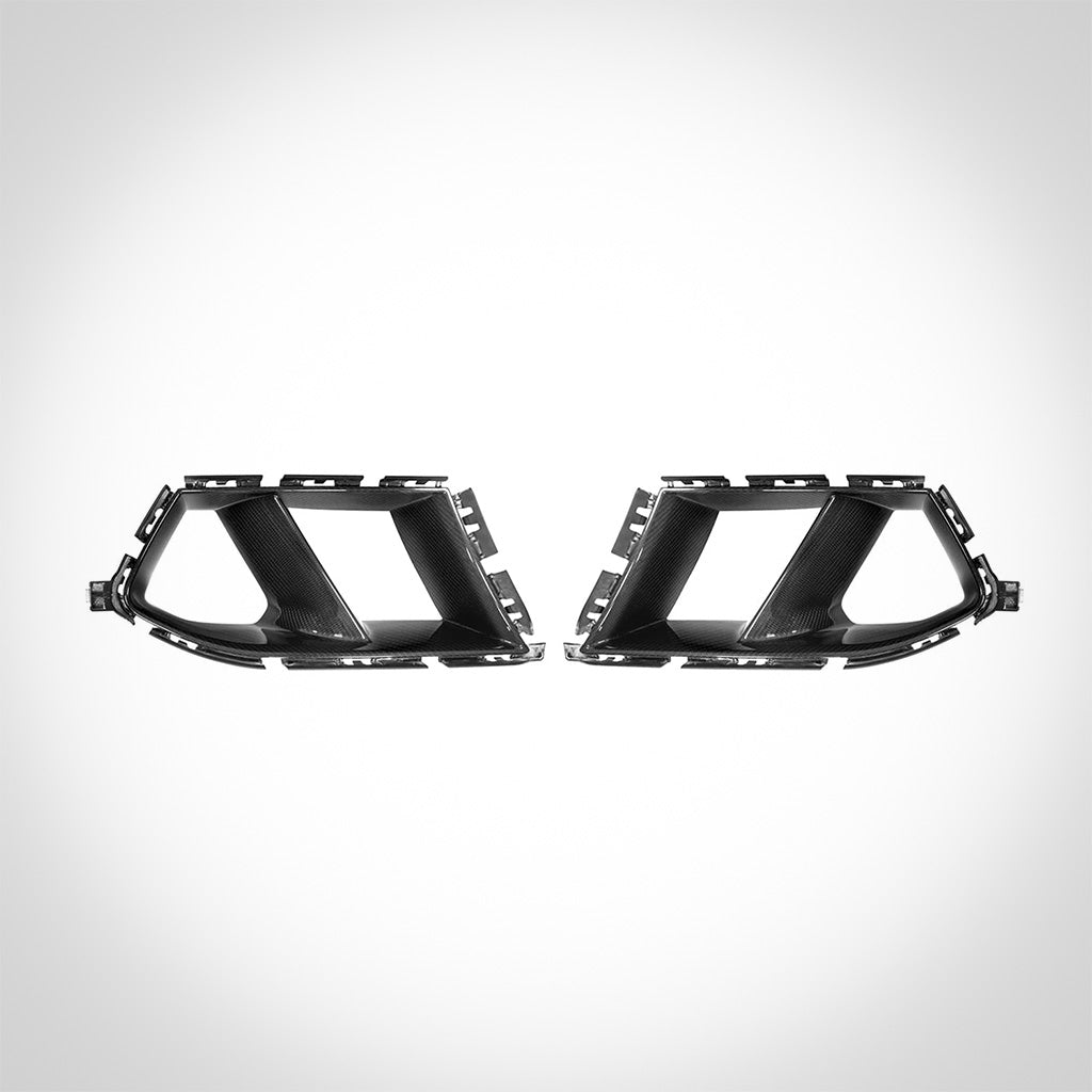 Ein Paar TNF+ Performance Lufteinlässe Carbon von Twistnfix für BMW M3/M4 (G80/G81/G82/G83) inkl. Teilegutachten, abgebildet in schwarzem Prepreg Carbon, dargestellt auf weißem Hintergrund.