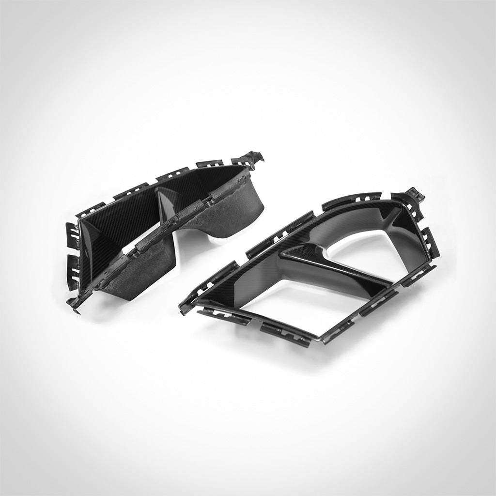 Ein Paar TNF+ Performance Lufteinlässe Carbon von Twistnfix für BMW M3/M4 (G80/G81/G82/G83) inkl. Teilegutachten, abgebildet in schwarzem Prepreg Carbon, dargestellt auf weißem Hintergrund.