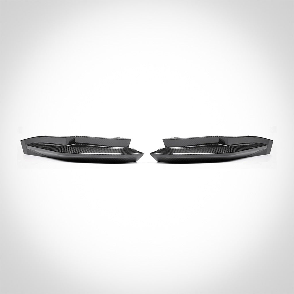 Zwei schwarze, L-förmige TNF+ Heck Seitendiffusoren Carbon von Twistnfix für BMW M3 (G80/G81), inkl. Teilegutachten, mit strukturierten Prepreg-Carbon Oberflächen, symmetrisch auf weißem Hintergrund platziert.