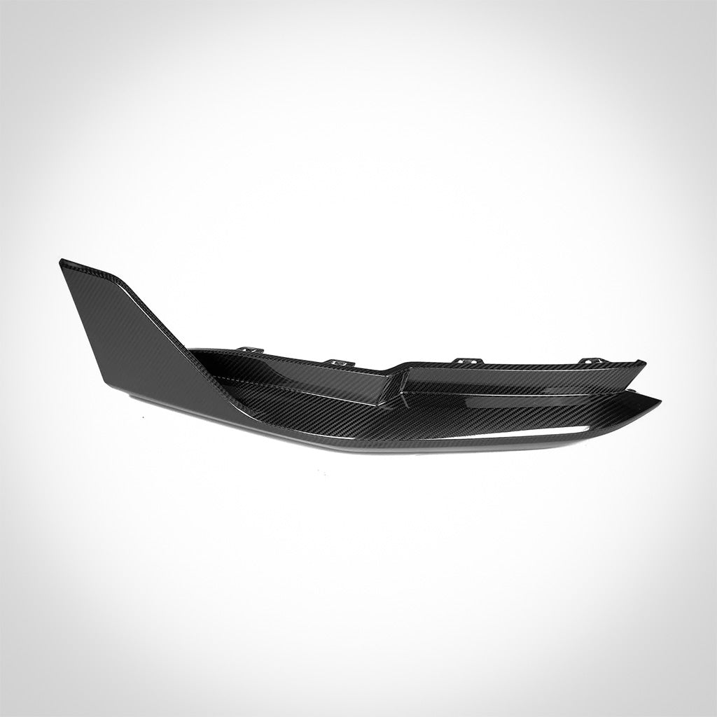 Der Twistnfix TNF+ Performance Seitendiffusoren Carbon, passend für BMW M3 (G80/G81) inkl. Teilgutachten, besticht durch sein kantiges Design und die Performance-Optik auf weißem Grund. Teilegutachten, zeichnet sich durch ein schlankes, kantiges Design und Performance-Optik auf weißem Grund aus.
