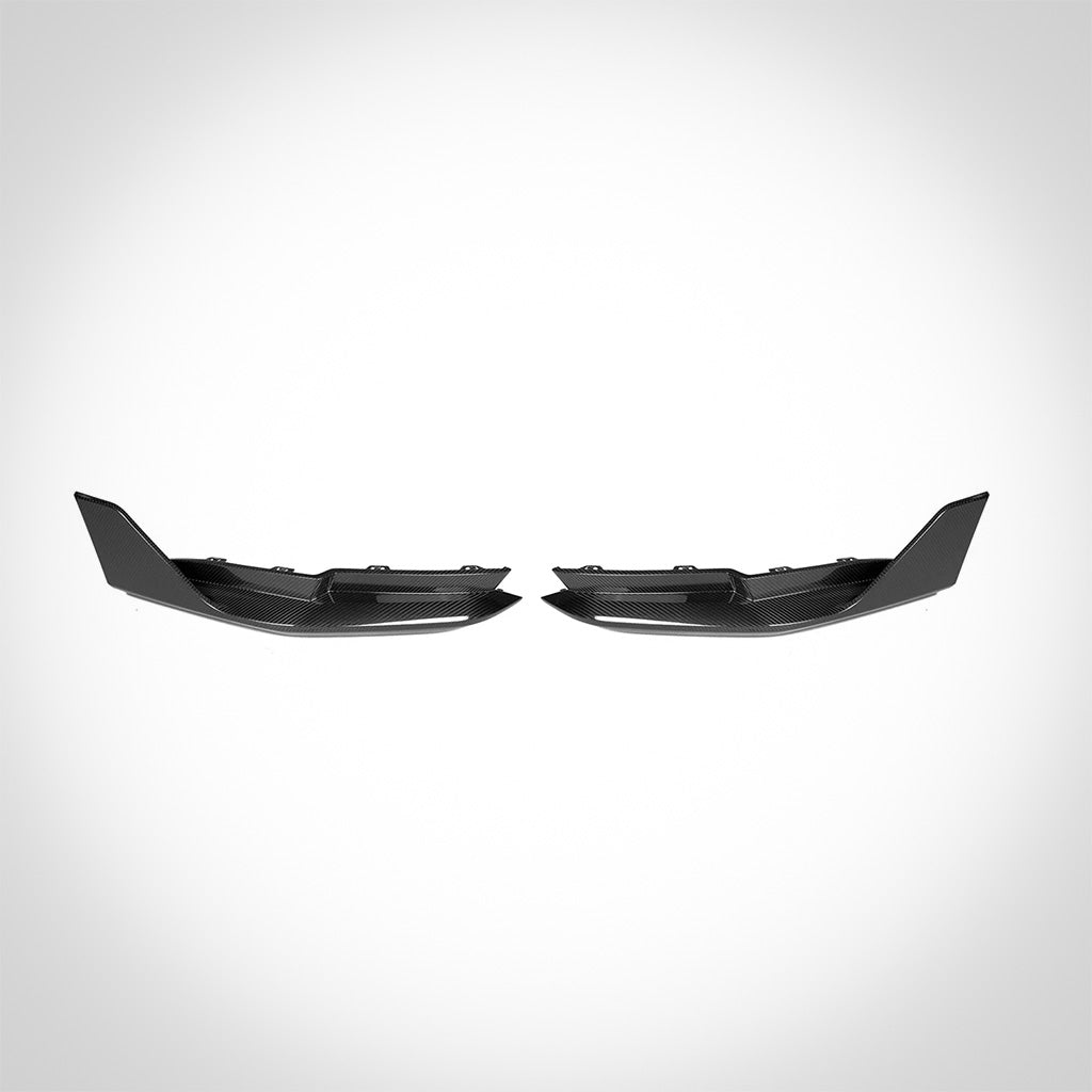 Der Twistnfix TNF+ Performance Seitendiffusoren Carbon, passend für BMW M3 (G80/G81) inkl. Teilgutachten, besticht durch sein kantiges Design und die Performance-Optik auf weißem Grund. Teilegutachten, zeichnet sich durch ein schlankes, kantiges Design und Performance-Optik auf weißem Grund aus.