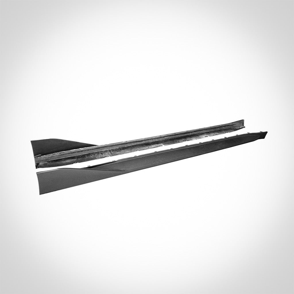 Zwei schwarze Twistnfix TNF+ Performance Seitenschweller Carbon für BMW M3 (G80/G81) inkl. Teilgutachten, abgebildet auf weißem Hintergrund.