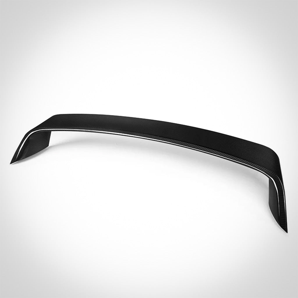 Der Twistnfix TNF+ Performance Wing für BMW M2 (G87), gefertigt aus schwarzer Prepreg-Carbonfaser mit gebogenem Design, ist ein ideales Aero-Upgrade und wird mit einem Teilegutachten geliefert. Abgebildet auf einem weißen Hintergrund.