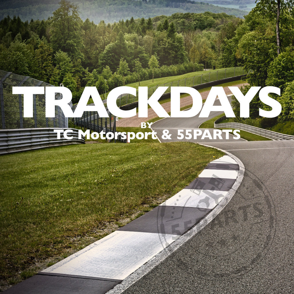 Die Rennstrecke schlängelt sich durch grüne Landschaften, überlagert mit dem Text TRACKDAYS von TC Motorsport & 55PARTS. Erleben Sie den Nervenkitzel von Hochgeschwindigkeitsrennen und Präzisionstechnik in jeder Kurve.