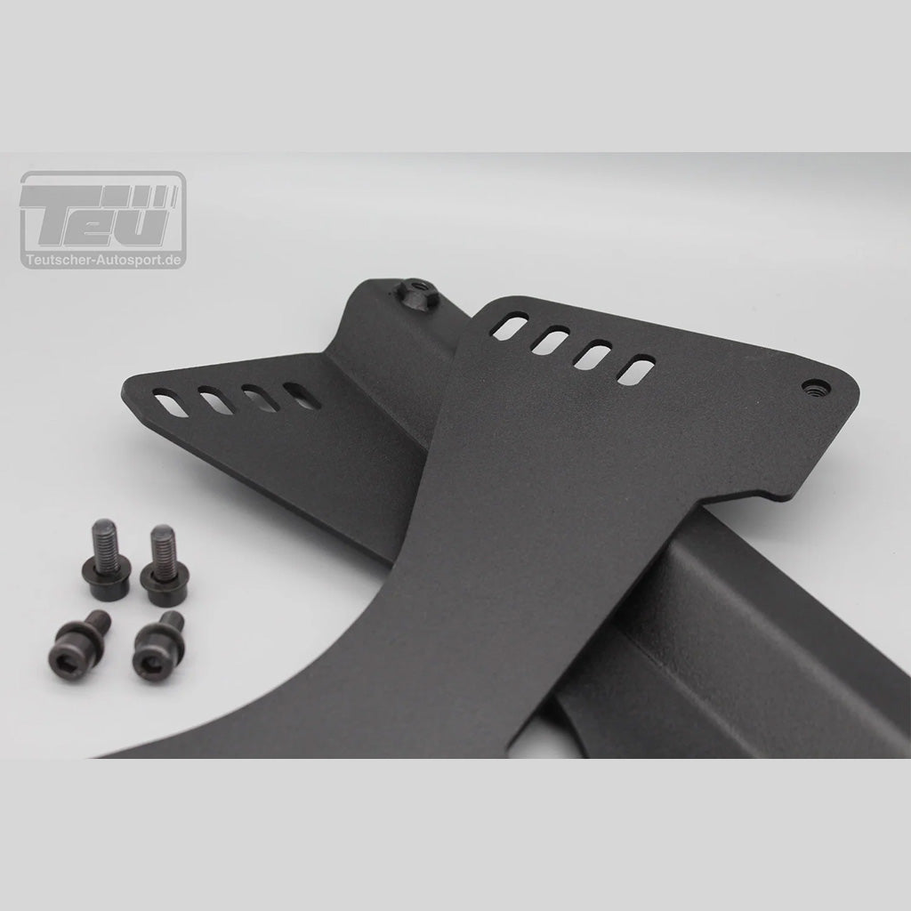 Zwei schwarze Metallkonsolen mit Langlöchern und schwarzen Schrauben auf hellgrauer Oberfläche. Perfekt als Teutscher Recaro Pole Position Sitzkonsolen passend für Mini F5x incl. Materialnachweis.