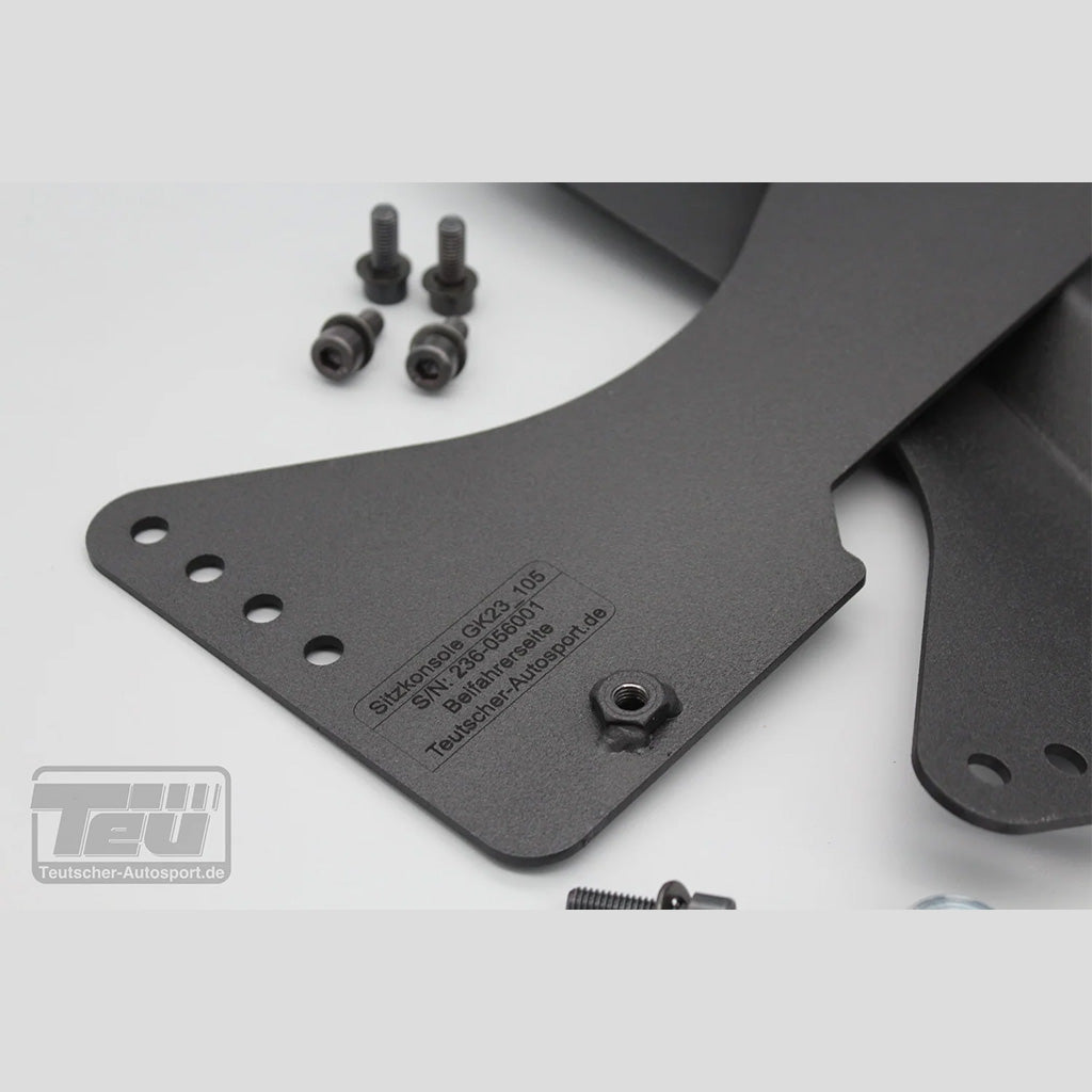 Nahaufnahme von Teutscher Recaro Pole Position Sitzkonsolen für Mini F5x, mit Schrauben, Bolzen, eingraviertem Text und dem Logo. Inklusive Materialzertifikat. Kompatibel mit Recaro Pole Position Adapter Systeme.