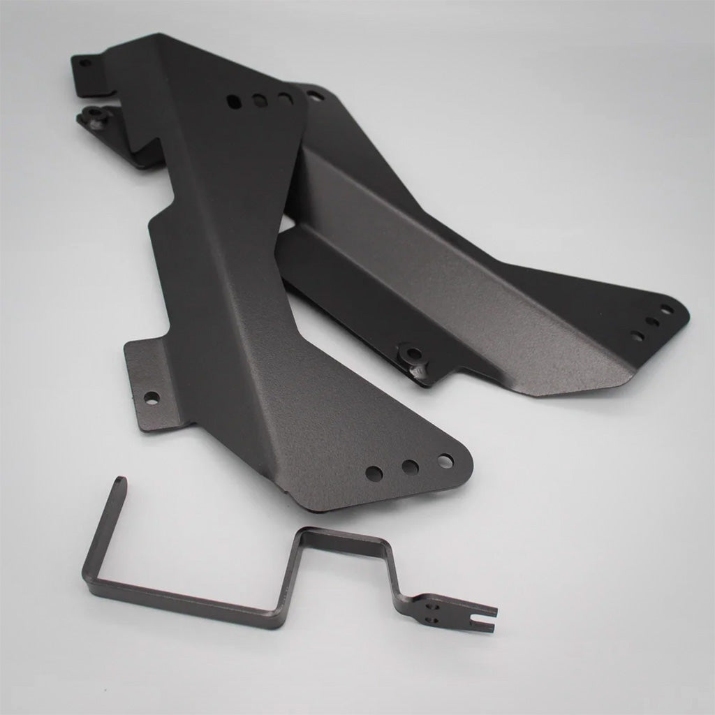 Zwei mattschwarze Metallbügel und ein gebogenes Stück, ideal als Teutscher Recaro/Sparco/OMP Sitzkonsolen für BMW E46, E85, E86 Z4 inkl. Materialnachweis, abgebildet auf einfarbig hellgrauem Hintergrund.