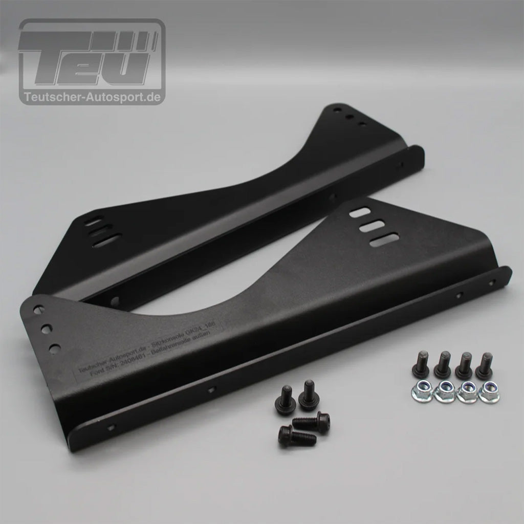 Zwei schwarze Metall Teutscher Recaro/Sparco/OMP Sitzkonsolen für Ford Fiesta MK.7, inklusive Schrauben, Muttern und Materialgutachten, ideal für die Sitzmontage; abgebildet auf einer grauen Fläche.