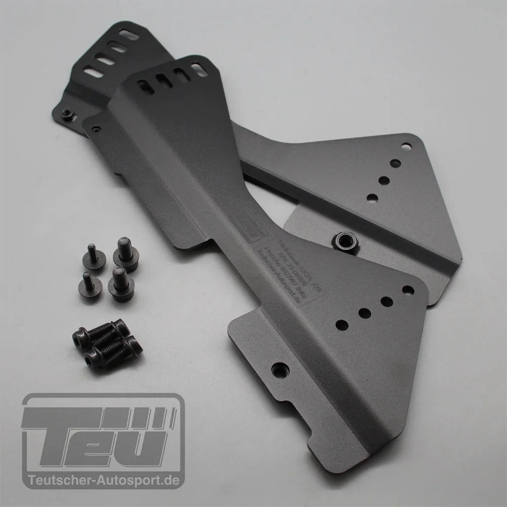 Zwei graue Metall-Sitzkonsolen mit mehreren Löchern, vier Schrauben, zwei Bolzen und einem Teutscher-Autosport.de-Logo. Teutscher Sitzkonsolen passen für Porsche 911 997, Boxter 987, Cayman 987C; kompatibel mit Recaro/Sparco/OMP Sitzen.