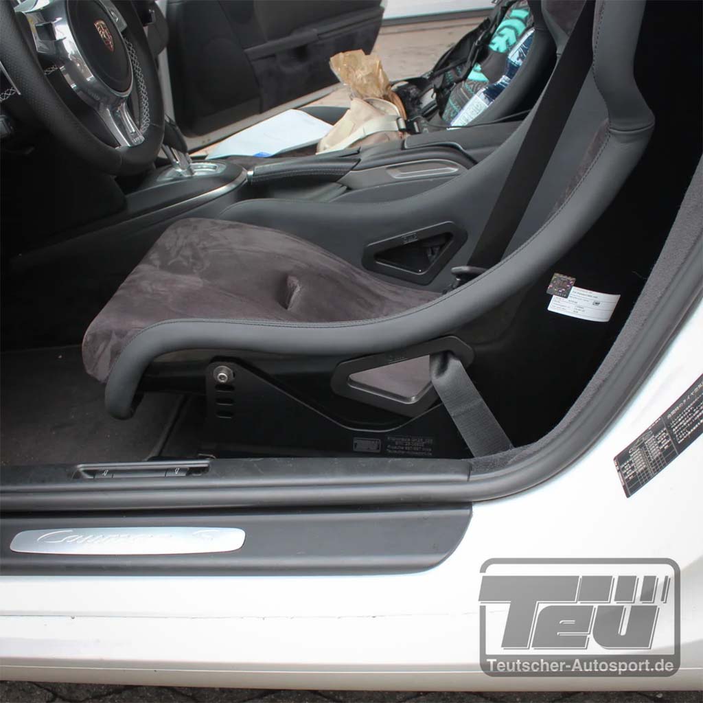 Eine Teutscher Sitzkonsole für Porsche 911 997, Boxster 987 und Cayman 987C mit Materialgutachten dient zur Montage eines Rennsitzes auf der Beifahrerseite.