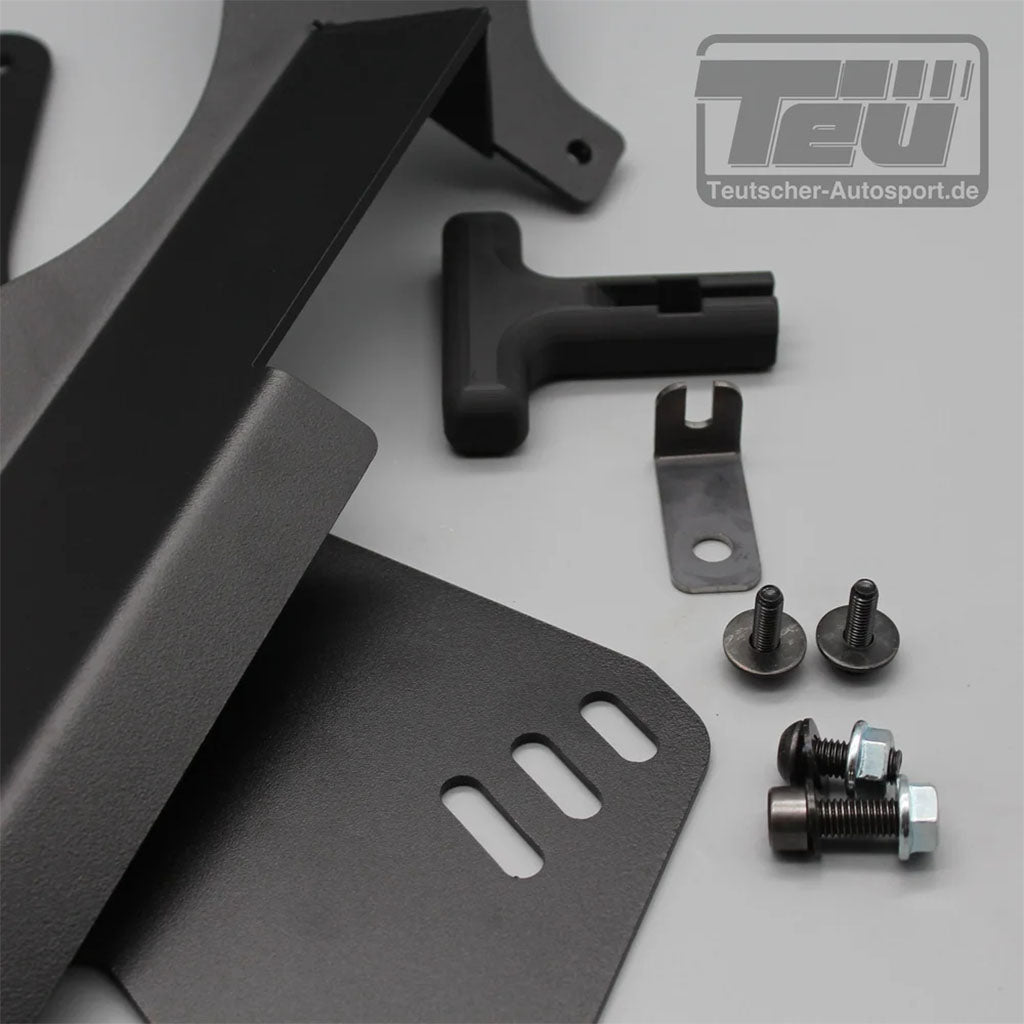 Teutscher Recaro, Sparco Sitzkonsolen passend für BMW E39 inkl. Materialnachweis sowie schwarzes Montagezubehör, auf grauer Fläche mit Logo präsentiert.