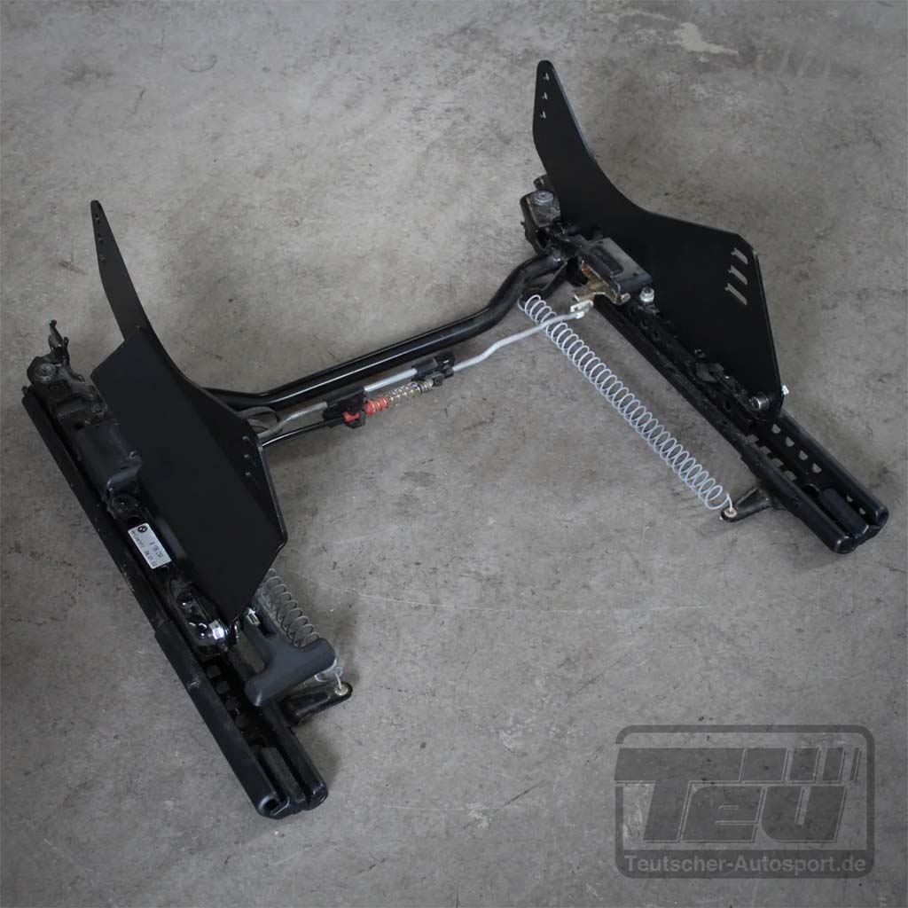Teutscher Recaro, Sparco Sitzkonsolen passend für BMW E39 inkl. Materialnachweis, mit Montageschienen und Federn auf Betonboden.