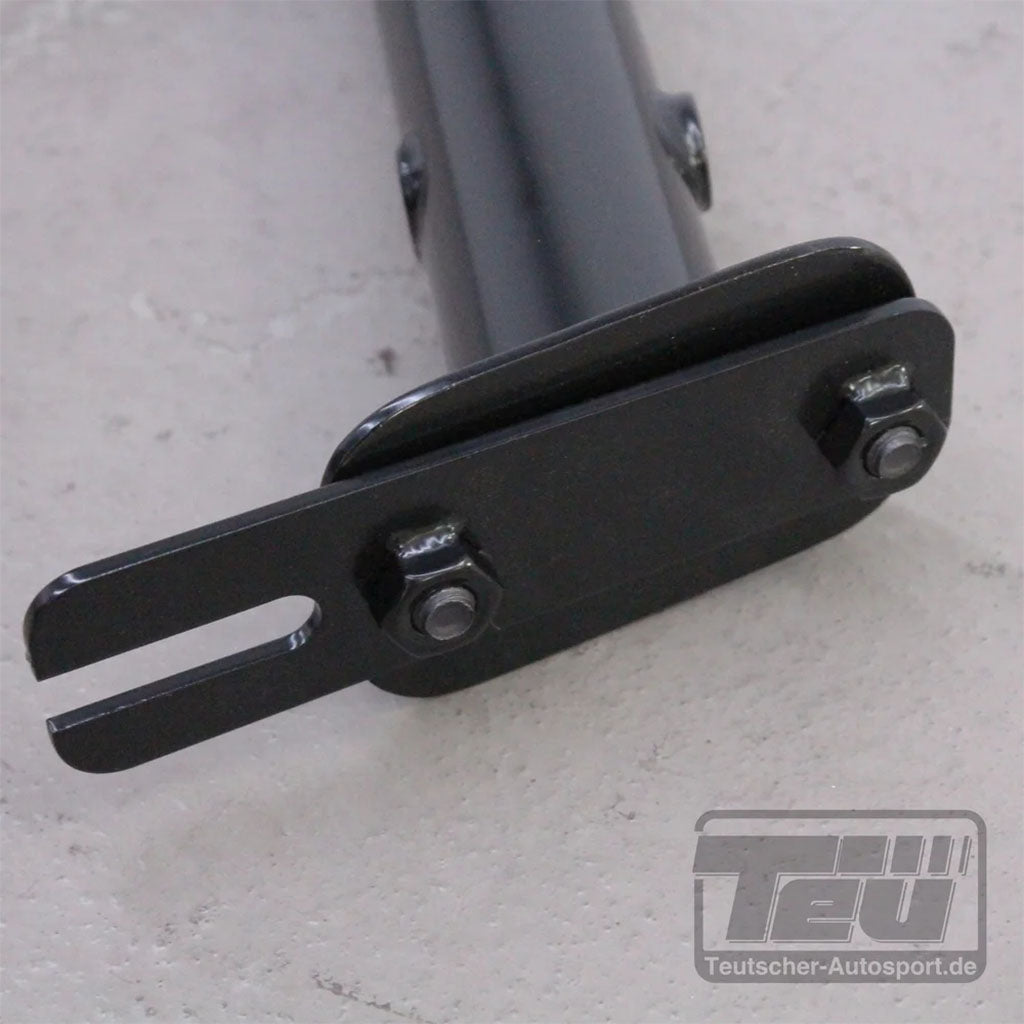 Teutscher Trackday Gurtstrebe aus schwarzem Metall für 4-Punkt-Gurte, passend für BMW G87 M2, inklusive Materialgutachten. Abgebildet mit Bolzen und geschlitztem Ende auf einer hellen Oberfläche. 55Parts Schriftzug sichtbar. Einfache Plug'n'Play-Montage.