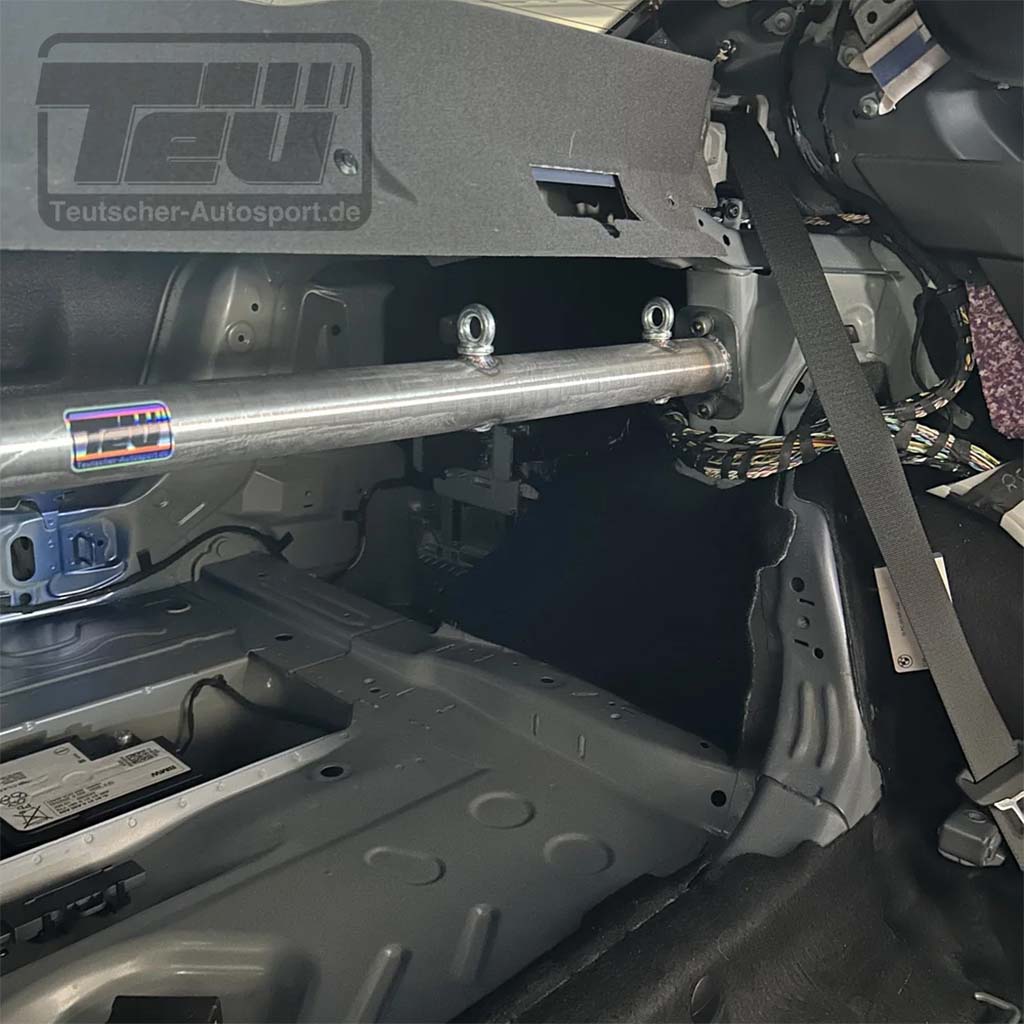 Im Innenraum des BMW G87 M2 kommt die 55Parts Teutscher Trackday Gurtstrebe für 4-Punkt-Gurte inklusive Materialprüfung zum Einsatz, die eine einfache Plug-and-Play-Montage und eine optionale motorsporttaugliche Ausstattung bietet.