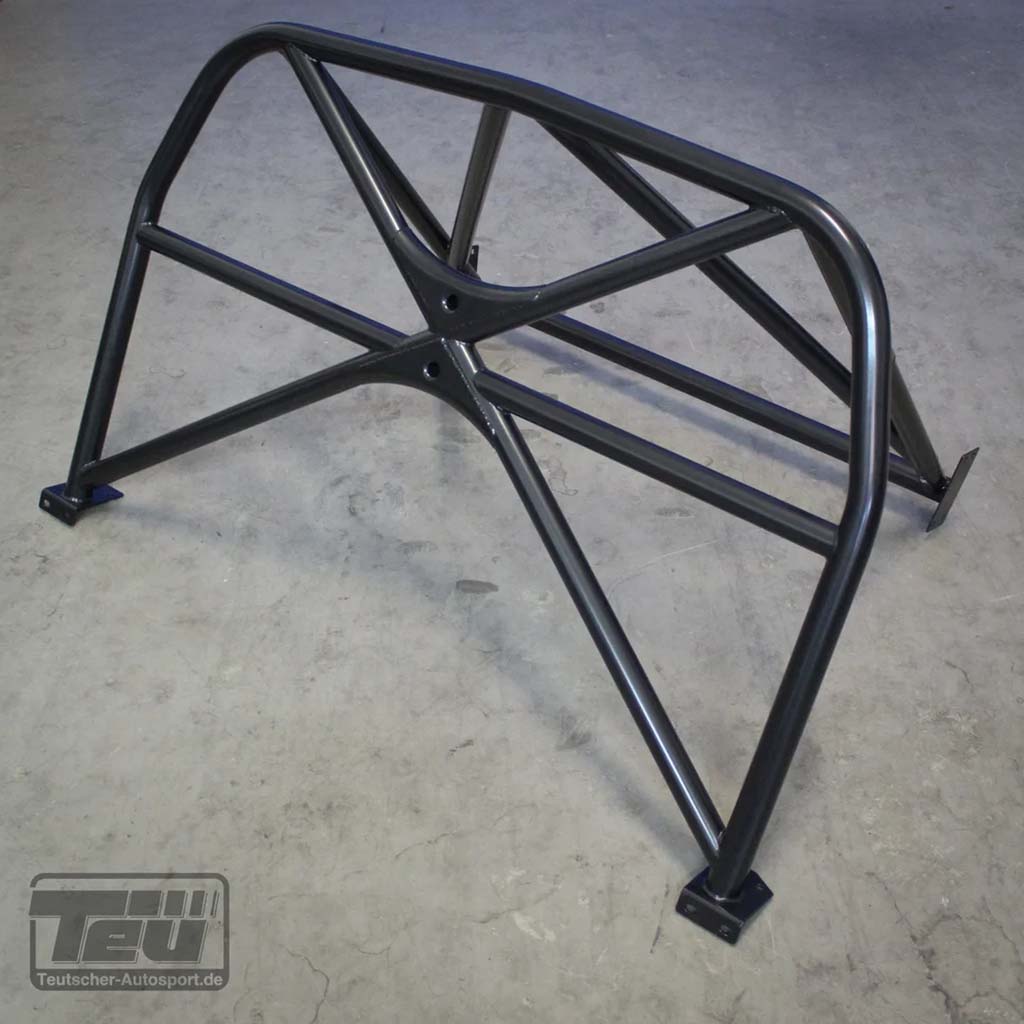 Teutscher Clubsportbügel, passend für BMW F87 M2 inkl. Materialzertifikat, steht auf Betonboden. Für Sicherheit designt mit schrägen und gekreuzten Streben; individuell konfigurierbar.