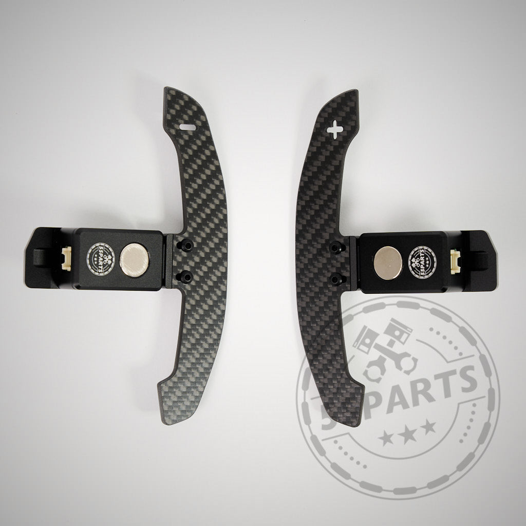 Rüsten Sie Ihren Toyota GR Yaris mit 55Parts Special magnetischen Schaltwippen auf, die vom Motorsport inspiriert sind. Das Karbonfaser-Design mit Plus- und Minus-Symbolen sorgt für authentisches Rennsport-Feeling.