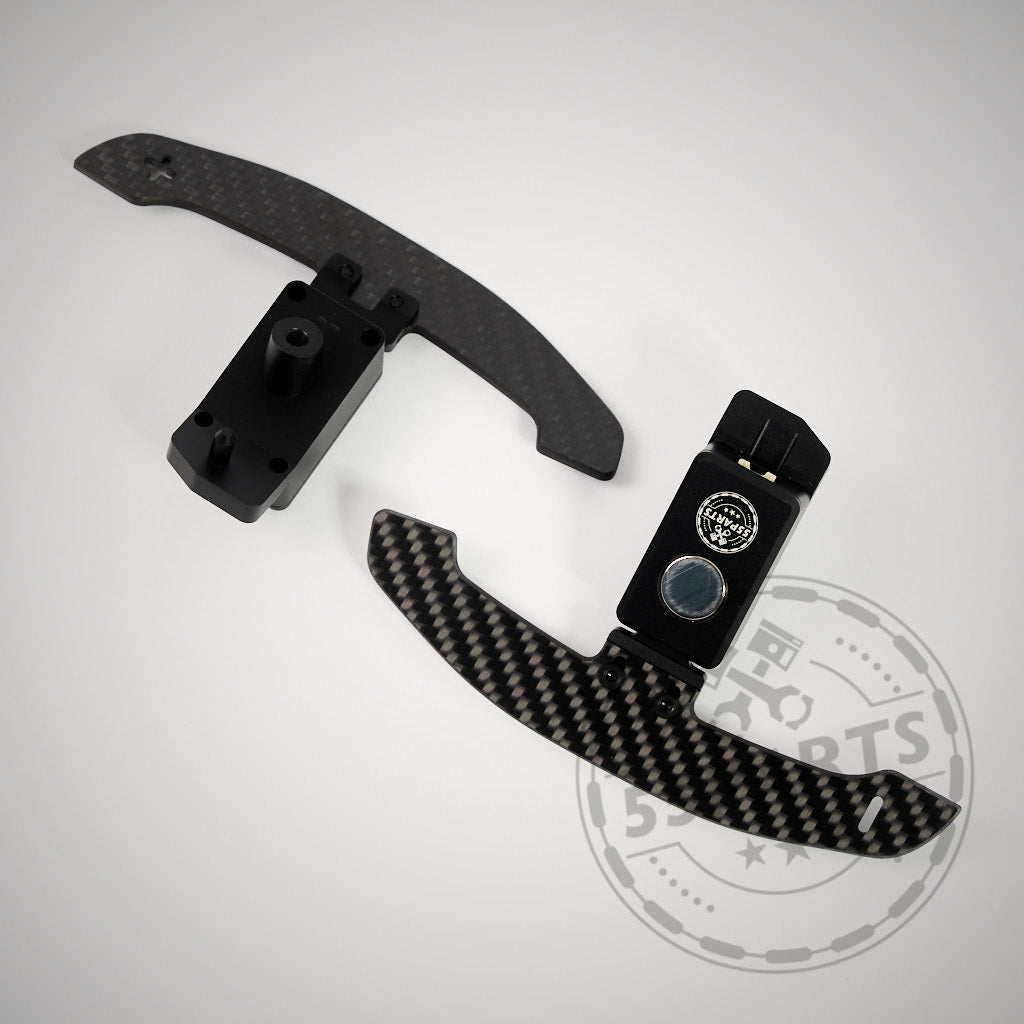 Die 55Parts Special magnetischen Schaltwippen (aus dem Rennsport) für den Toyota GR Yaris, hier mit Befestigungsmaterial, bringen echtes Racing-Feeling in Ihr Fahrzeug.