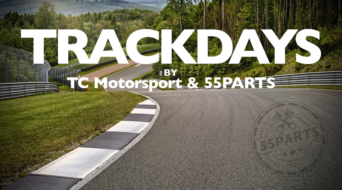 Geschwungene Rennstrecke im Wald, überlagert mit Text: TRACKDAYS von TC Motorsport & 55PARTS, perfekt für Motorsport-Enthusiasten.
