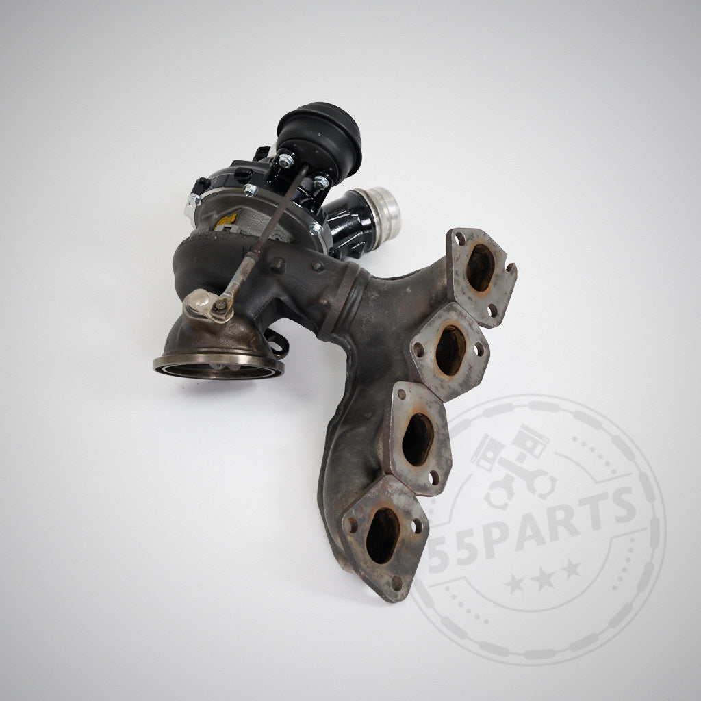 Ein Turbosystems Upgrade Turbolader passend für BMW F2x, F3x 114i, 116i, 118i, 120i, 316i, 318i, 320i mit N13 Motor von Turbosystems auf grauem Hintergrund – ideal für Turbo-Upgrade und Tuning.