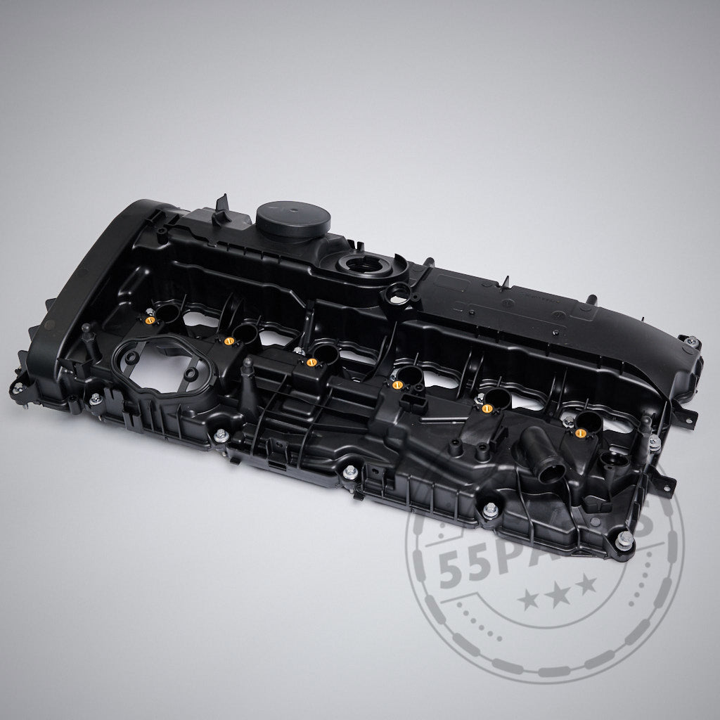 Der Ventildeckel Zylinderkopfhaube inkl. Dichtung passend für BMW B58 Gen 1 Modelle ist auf einem hellgrauen Hintergrund mit einem schwachen „55Parts“-Wasserzeichen abgebildet.