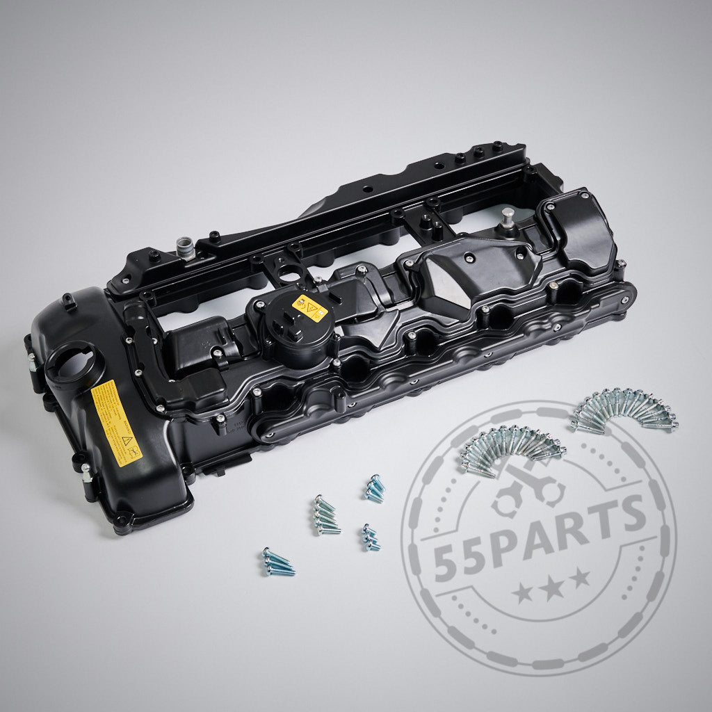 55Parts EXCLUSIVE Aluminium Ventildeckel passend für BMW N55 Motor (M)135i, M235i, 335i, 435i, 535i, 640i – Ventildeckel mit Schrauben und Federn auf hellgrauer Oberfläche angeordnet.