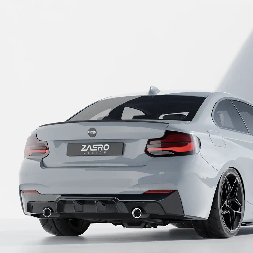 Heckansicht eines eleganten silbernen Sportwagens mit schwarzen Akzenten, Doppelauspuffrohren und einem ZAERO Design EVO-1 Diffusor passend für BMW F22, F23 M235i, M240i von ZAERO auf weißem Hintergrund.