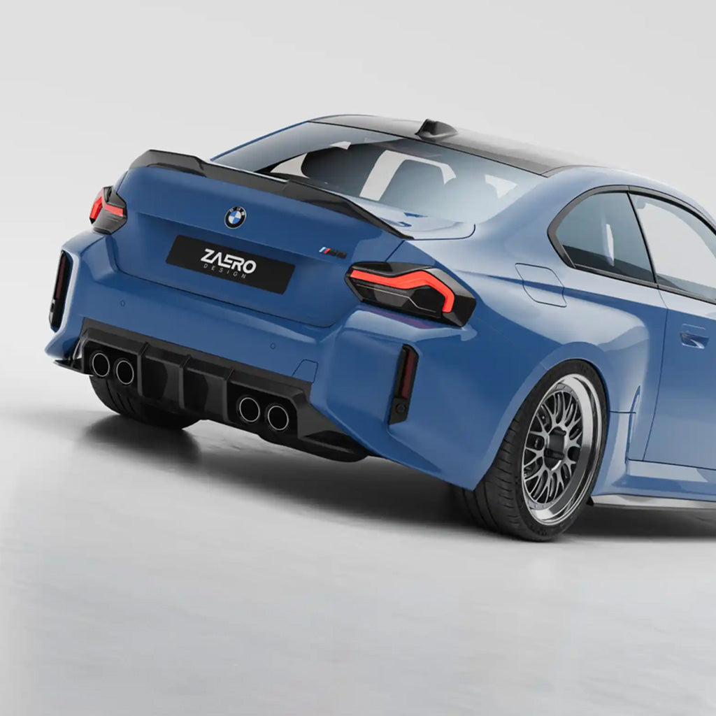 Blauer BMW M2 G87 mit schwarzem Spoiler und Vierfach-Auspuffanlage, ausgestattet mit dem ZAERO Design EVO-S Diffusor, von hinten gesehen auf weißem Hintergrund.