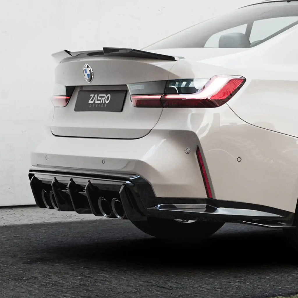 Heckansicht eines weißen BMW M3 mit einem ZAERO Design EVO-S Diffusor für BMW M3 G80, G81, und sportlichen schwarzen Akzenten.