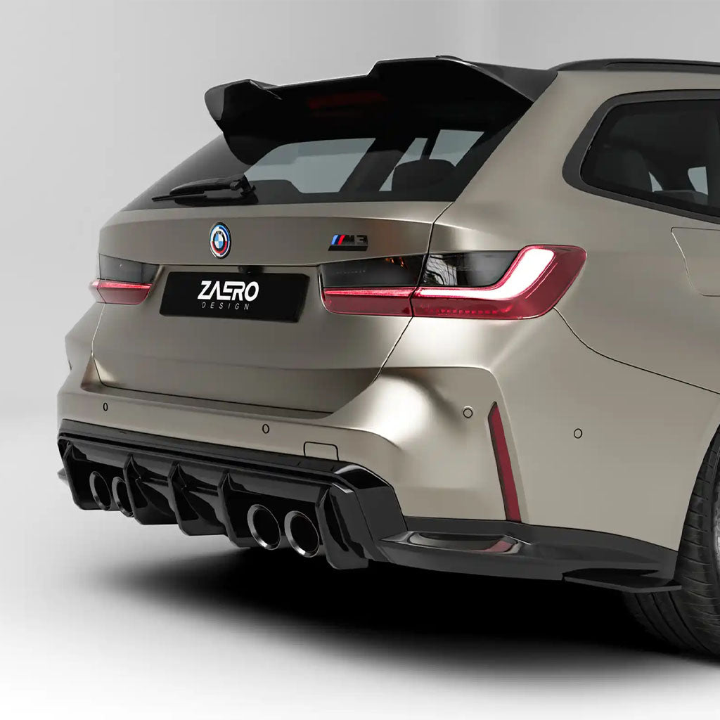 Heckansicht eines Metallic-Kombis mit sportlichen schwarzen Akzenten, ausgestattet mit dem ZAERO EVO-S Diffusor für BMW M3 G80/G81 und M4 G82/G83 sowie Vierfach-Auspuffrohren, geparkt in einer Halle.