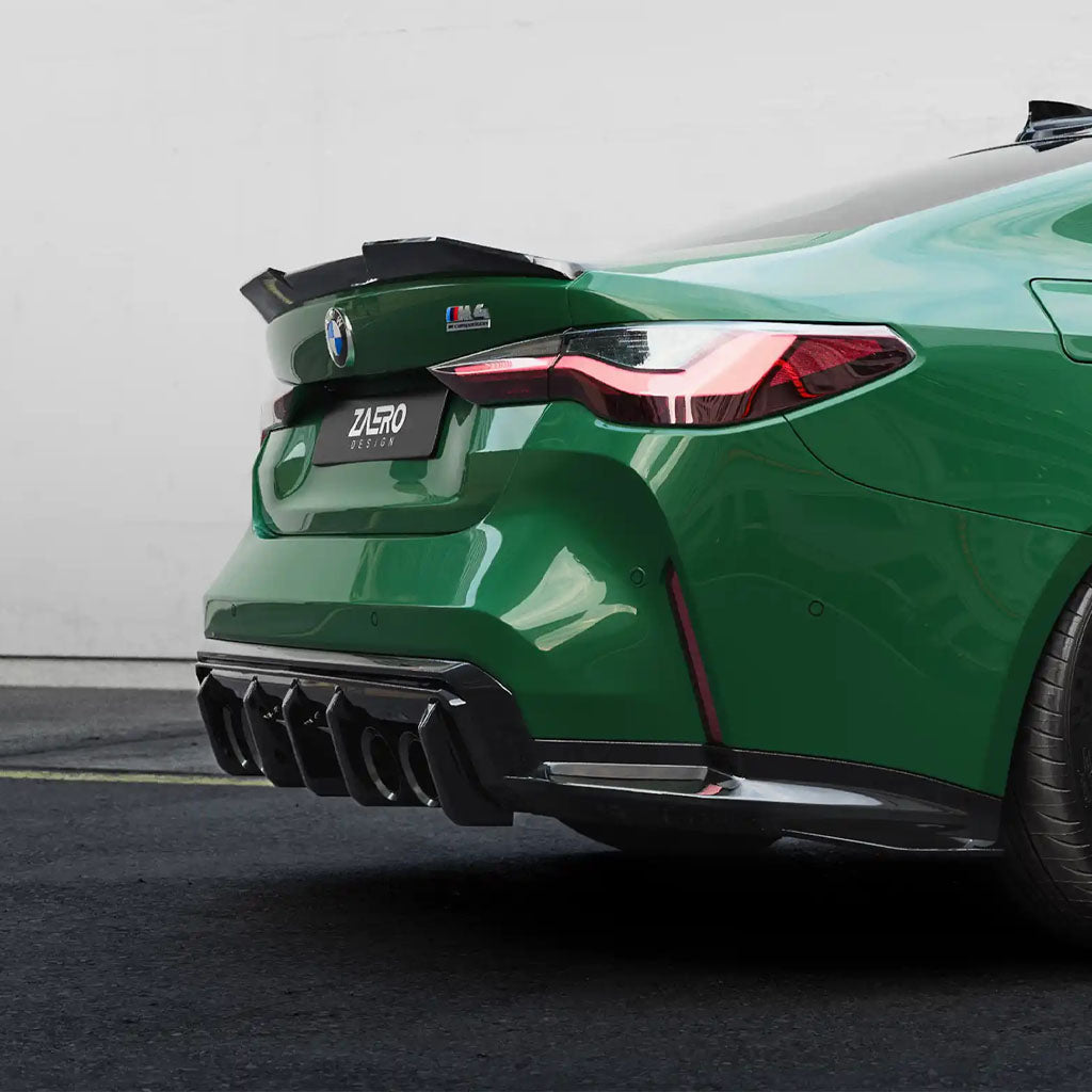 Heckansicht eines grünen BMW M4 mit einem ZAERO Design EVO-S Diffusor passend für BMW M3 G80, G81, M4 G82, G83 von ZAERO und schwarzem Spoiler auf schwarzem Asphalt.
