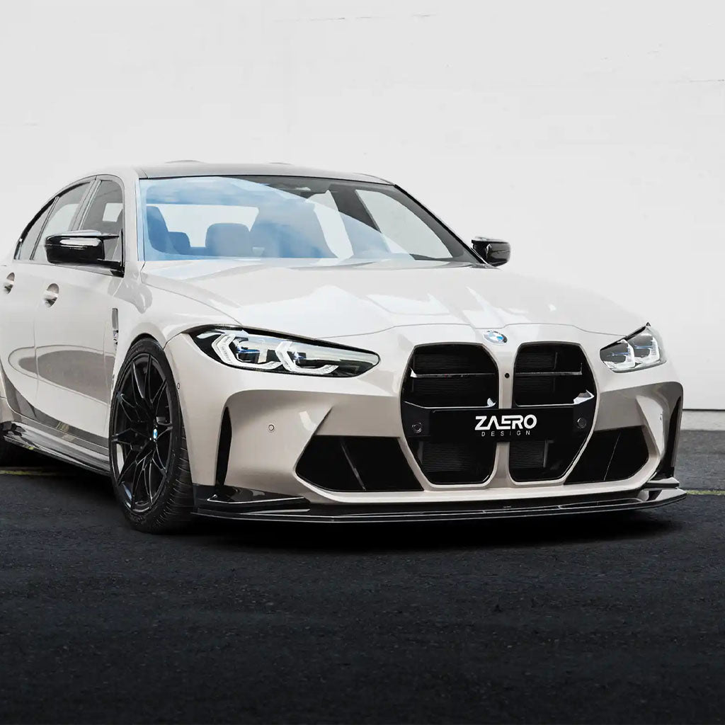 Nahaufnahme eines ZAERO Design EVO-S Frontgrill passend für BMW M3 G80, G81, M4 G82, G83 von ZAERO, dargestellt mit einem Nummernschild auf einer strukturierten schwarzen Oberfläche.