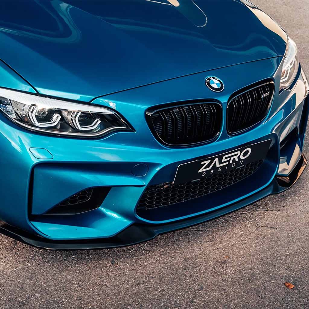 Nahaufnahme einer ZAERO Design EVO-S Frontlippe passend für BMW F87 N55 in blau, mit aggressiven Scheinwerfern und einem ZAERO-Kennzeichen.
