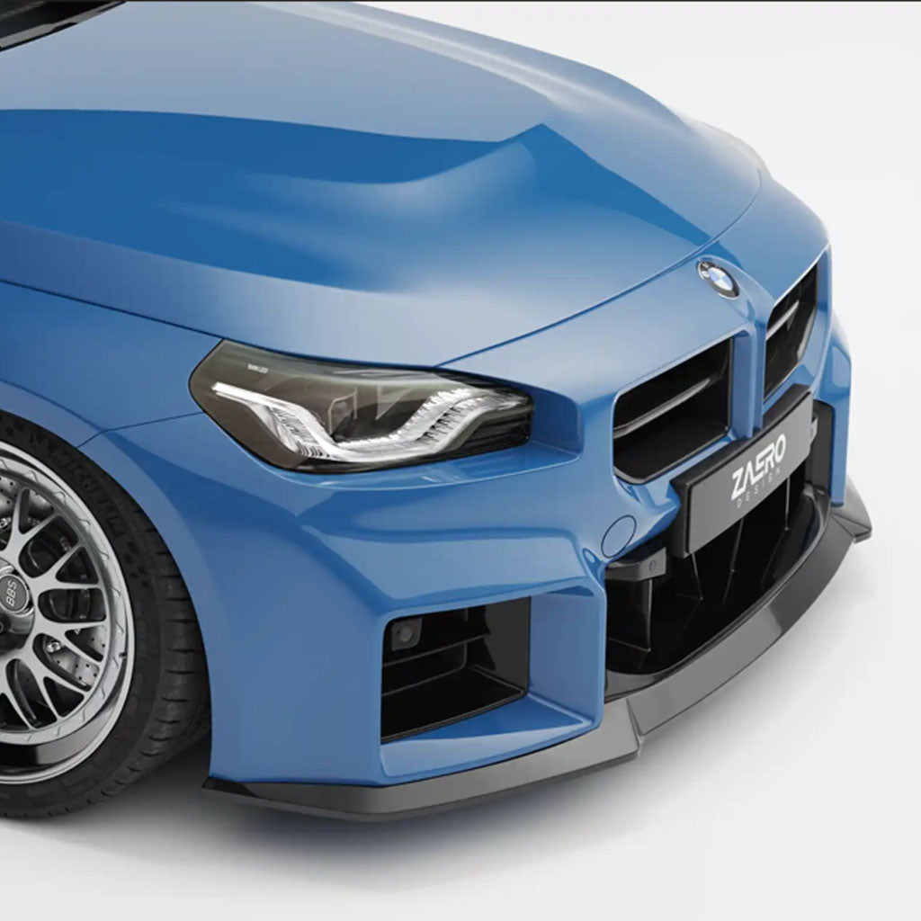 Nahaufnahme der Frontpartie eines blauen BMW M2 G87 mit einer ZAERO Design EVO-S Frontlippe, ZAERO Bodykit und silbernen Felgen.