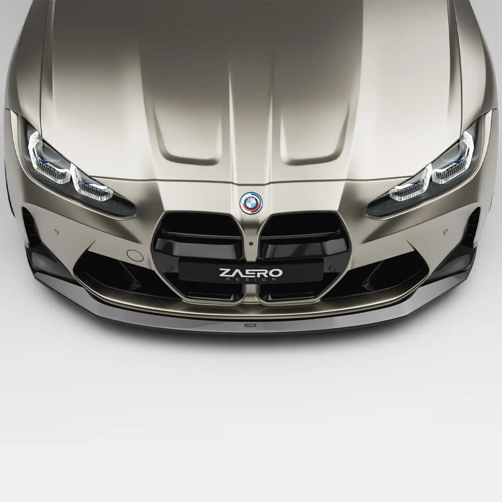 Frontansicht eines beigen BMW M3/M4 (G80/G81/G82/G83) mit ZAERO Design EVO-S Frontlippe und ZAERO Kennzeichen, Hervorhebung von Scheinwerfern und Kühlergrill.