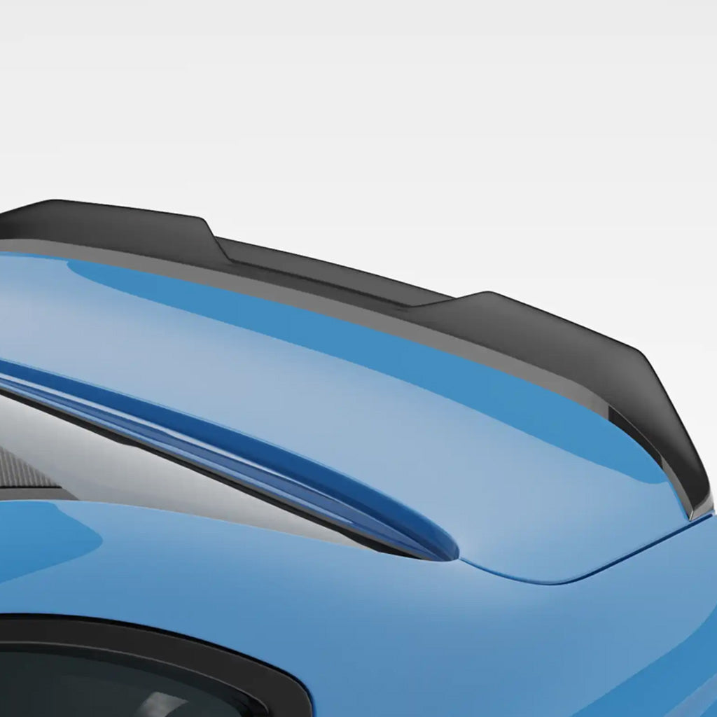 Nahaufnahme eines blauen BMW M2 G87 mit dem ZAERO Design EVO-S Heckspoiler passend für BMW M2 G87 und G42 von ZAERO, der ein leuchtend rotes Rücklicht vor grauem Hintergrund zeigt.