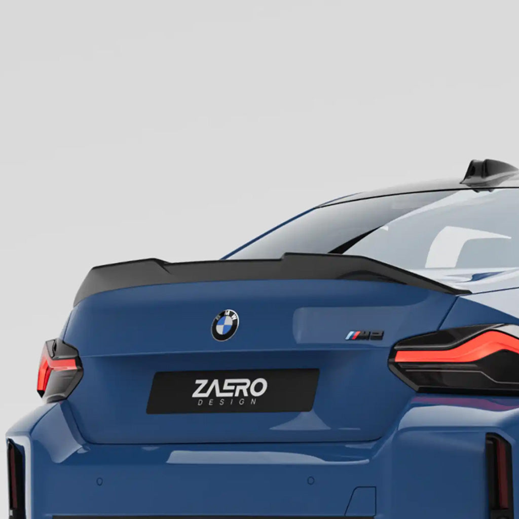 Heckansicht eines blauen BMW M2 G87 mit einem ZAERO Design EVO-S Heckspoiler passend für BMW M2 G87 und G42 und ZAERO Branding auf dem Nummernschild.
