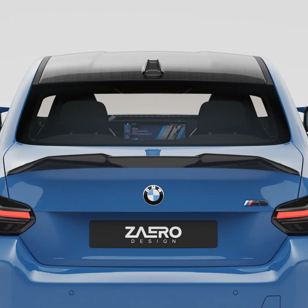 Heckansicht eines blauen BMW M2 G87 mit ZAERO Design EVO-S Heckspoiler, ZAERO Nummernschild und sichtbarem Infotainment-Bildschirm im Inneren.